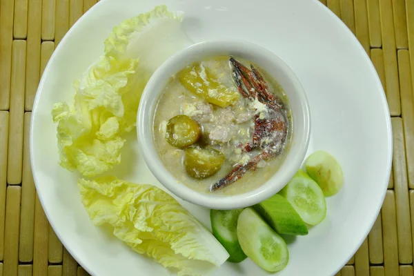 tuz yengeç ve soya fasulye sosu plaka üzerinde taze sebze daldırma ile kıyılmış domuz eti