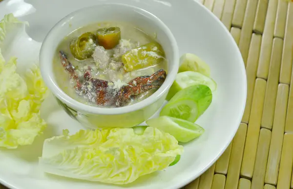 tuz yengeç ve soya fasulye sosu plaka üzerinde taze sebze daldırma ile kıyılmış domuz eti