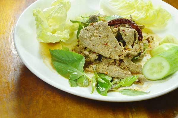  baharatlı kıyılmış domuz eti ve plaka üzerinde taze sebze ile karaciğer Tay salatası