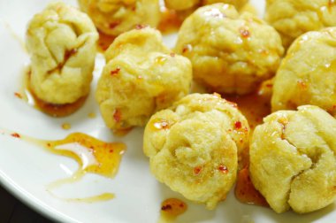 çıtır çıtır kızarmış balık sosu baharatlı ve tatlı sos plaka üzerinde topu