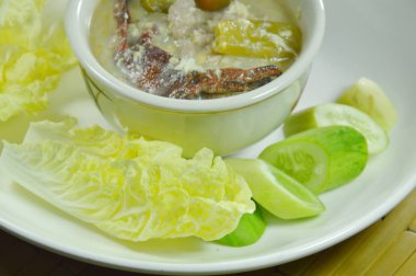 tuz yengeç ve soya fasulye sosu plaka üzerinde taze sebze daldırma ile kıyılmış domuz eti