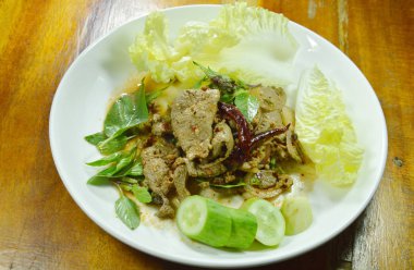  baharatlı kıyılmış domuz eti ve plaka üzerinde taze sebze ile karaciğer Tay salatası