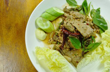  baharatlı kıyılmış domuz eti ve plaka üzerinde taze sebze ile karaciğer Tay salatası