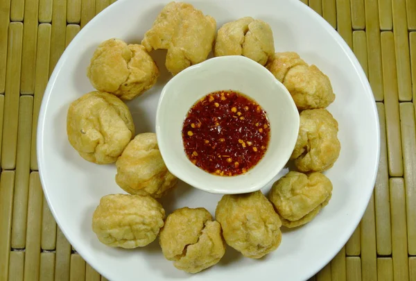 çıtır çıtır kızarmış balık top plaka üzerinde tatlı ve baharatlı sos Kupası ile daldırma