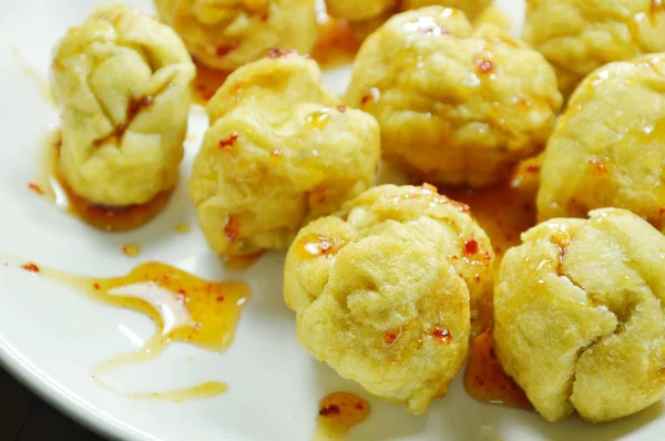 çıtır çıtır kızarmış balık sosu baharatlı ve tatlı sos plaka üzerinde topu