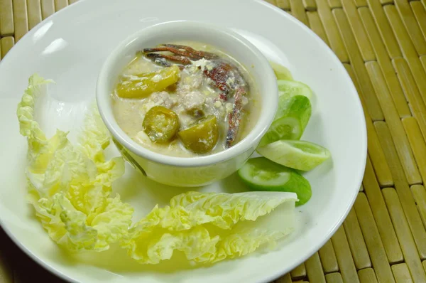 tuz yengeç ve soya fasulye sosu plaka üzerinde taze sebze daldırma ile kıyılmış domuz eti