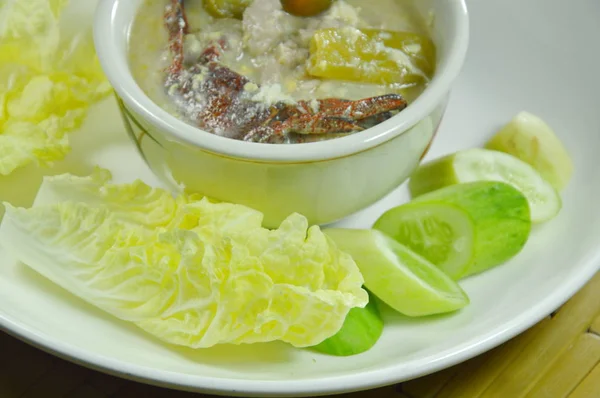 tuz yengeç ve soya fasulye sosu plaka üzerinde taze sebze daldırma ile kıyılmış domuz eti