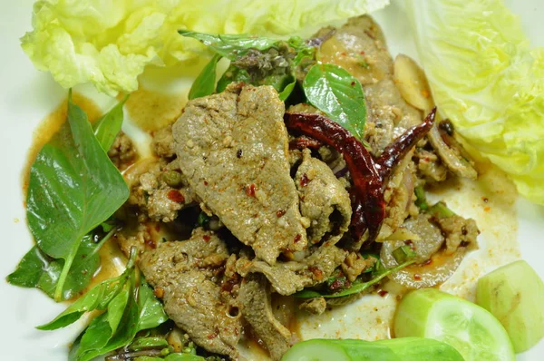 Pikantní Mleté Vepřové Jater Thajský Salát Čerstvou Zeleninou Desce — Stock fotografie