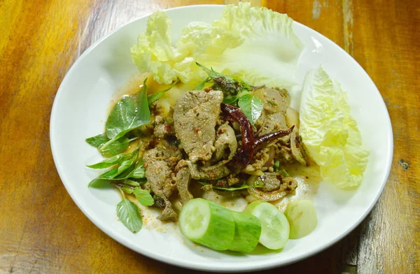 baharatlı kıyılmış domuz eti ve plaka üzerinde taze sebze ile karaciğer Tay salatası