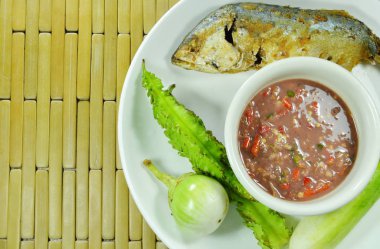 Kızarmış uskumru ve baharatlı karides chili Yapıştır sos çift ile taze sebze yemek