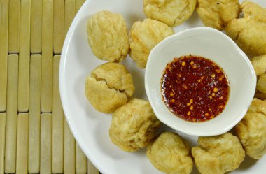 çıtır çıtır kızarmış balık top plaka üzerinde tatlı ve baharatlı sos Kupası ile daldırma