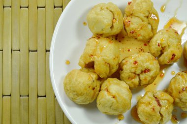 çıtır çıtır kızarmış balık sosu baharatlı ve tatlı sos plaka üzerinde topu