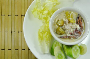 tuz yengeç ve soya fasulye sosu plaka üzerinde taze sebze daldırma ile kıyılmış domuz eti