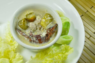 tuz yengeç ve soya fasulye sosu plaka üzerinde taze sebze daldırma ile kıyılmış domuz eti