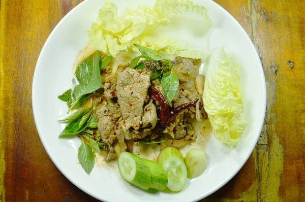 Salad Daging Babi Dan Hati Cincang Dengan Sayuran Segar Piring — Stok Foto