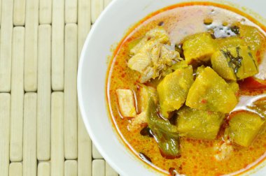 Baharatlı kabak haşlama tavuk köri kupa ile