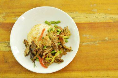  fesleğen yaprağı ve plaka üzerinde pirinç ile baharatlı kızarmış ördek et köri