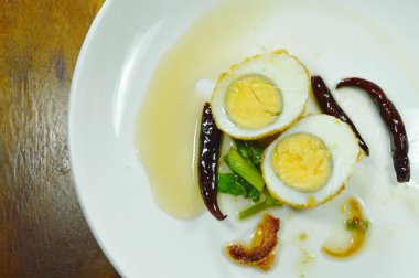  Kızarmış yumurta, yarım kesilmiş tatlı tamarind sosu tabakta kırmızı biber sosu.