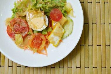  taze sebze haşlanmış yumurta soyunma Hint sosu salata plaka üzerinde Tepesi