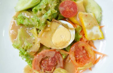  taze sebze haşlanmış yumurta soyunma Hint sosu salata plaka üzerinde Tepesi