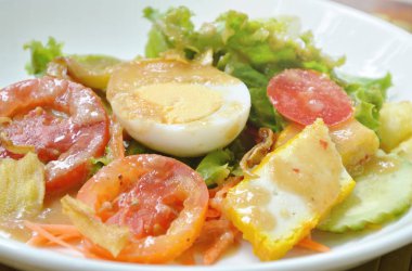  taze sebze haşlanmış yumurta soyunma Hint sosu salata plaka üzerinde Tepesi