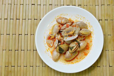  Kızarmış midyeleri tabakta acılı biber ezmesiyle karıştırın.