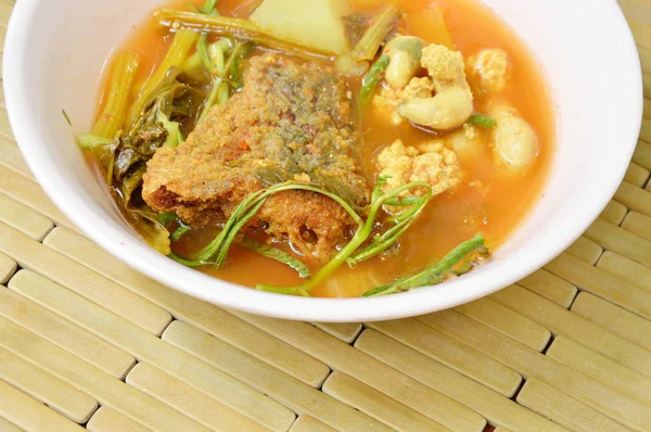 Pescado frito y huevo en sopa picante tailandesa en un tazón — Foto de Stock