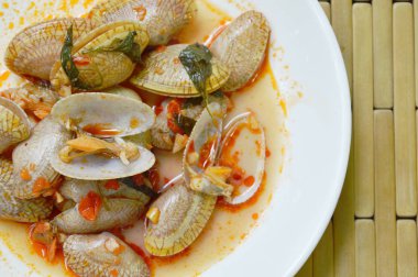  Kızarmış midyeleri tabakta acılı biber ezmesiyle karıştırın.