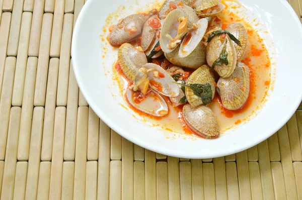 Gebratene Venusmuscheln mit gerösteter Chilipaste auf Teller rühren — Stockfoto