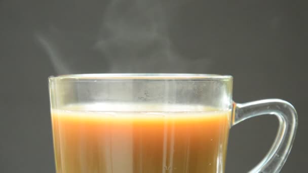 Heißer Milchkaffee Mit Rauch Der Auf Schwarzem Hintergrund Die Luft — Stockvideo