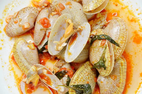 Aduk kerang goreng dengan pasta cabai panggang di piring — Stok Foto