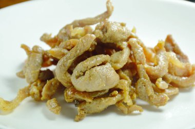 plaka üzerine sarımsak ve biber ile tuzlu dilim domuz buğulama