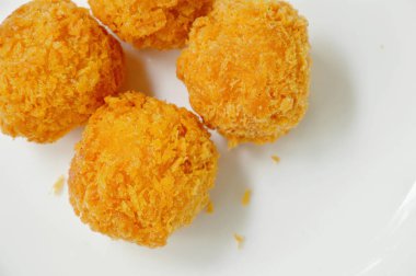 çıtır çıtır kızarmış peynir topu beyaz plaka üzerinde