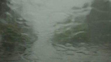 Araba ön camdan düşen zor yağmur 