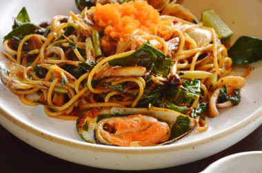 Kızarmış yapıştırılan biber limon yaprak ile baharatlı spagetti deniz ürünleri karides yumurta Tepesi