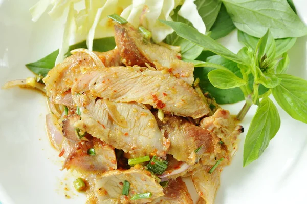 Würzig Gebratenes Schweinefleisch Thai Salat Essen Mit Frischem Basilikumblatt Und — Stockfoto