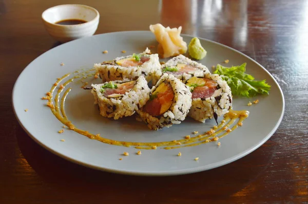 ぬいぐるみマグロとキュウリのスライスが皿にロール寿司 — ストック写真