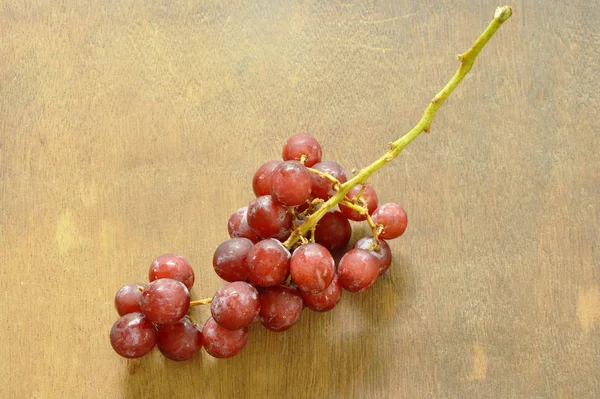 Свіжий Червоний Виноград Дерев Яній Дошці — стокове фото