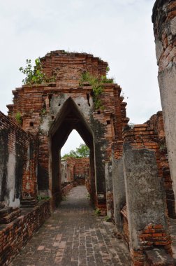  Antik ve harabe koridor Tayland Nakhon Luang kalesinde
