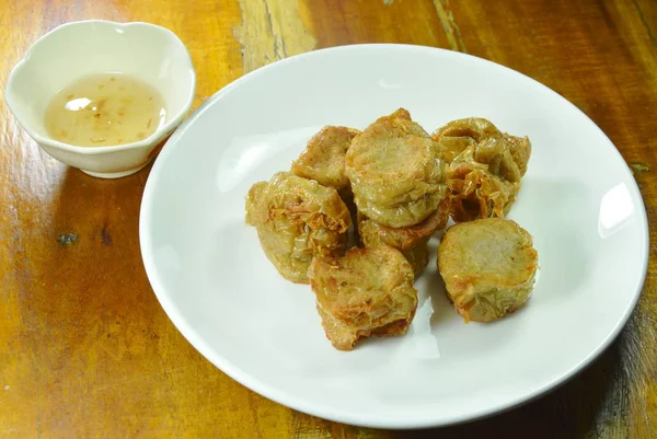 Daging gulung kepiting goreng renyah dalam tepung dicelupkan dengan saus prem — Stok Foto