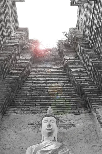Изображение Будды Пагоде Взломанной Крышей Замке Накхонлуанг Таиланде — стоковое фото