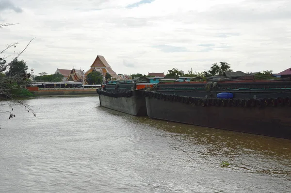 Velké nádoby pískové lodí plachtění na kanále v Thajsku — Stock fotografie
