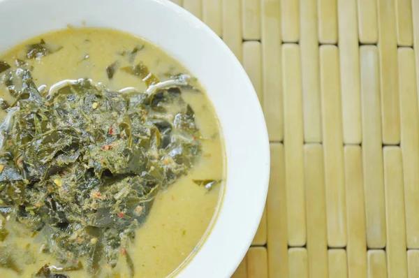 用椰子汁和咖喱在碗中煮开的仙后座树叶或泰国铜豆荚 — 图库照片