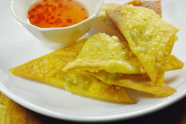  Kızarmış hamur hamuru tabakta tatlı acı biber sosu