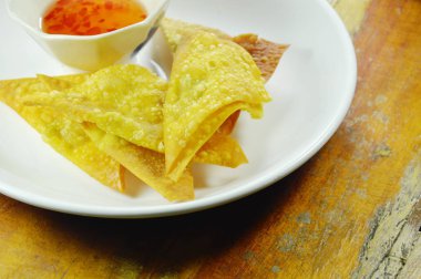  Kızarmış hamur hamuru tabakta tatlı acı biber sosu