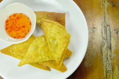  Kızarmış hamur hamuru tabakta tatlı acı biber sosu