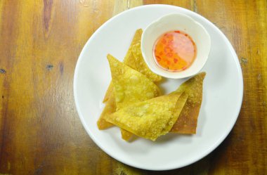  Kızarmış hamur hamuru tabakta tatlı acı biber sosu