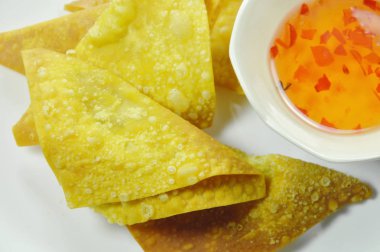  Kızarmış hamur hamuru tabakta tatlı acı biber sosu