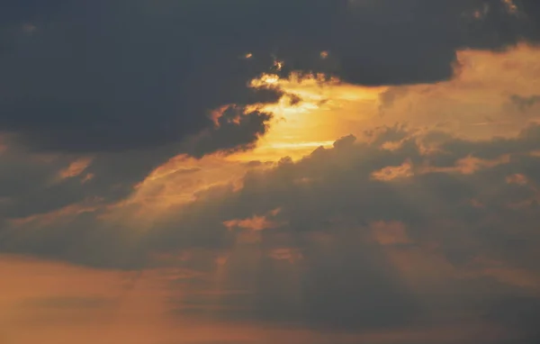 La lumière du soleil se propage à travers un nuage sombre en soirée — Photo