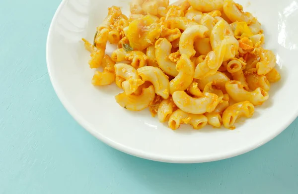 Stir fried macaroni and egg with ketchup on plate — Stock Photo, Image